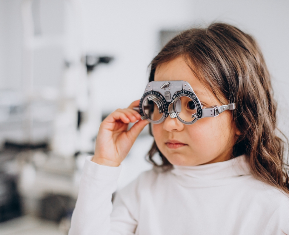 Image d'une petite fille avec des lunettes d'essai